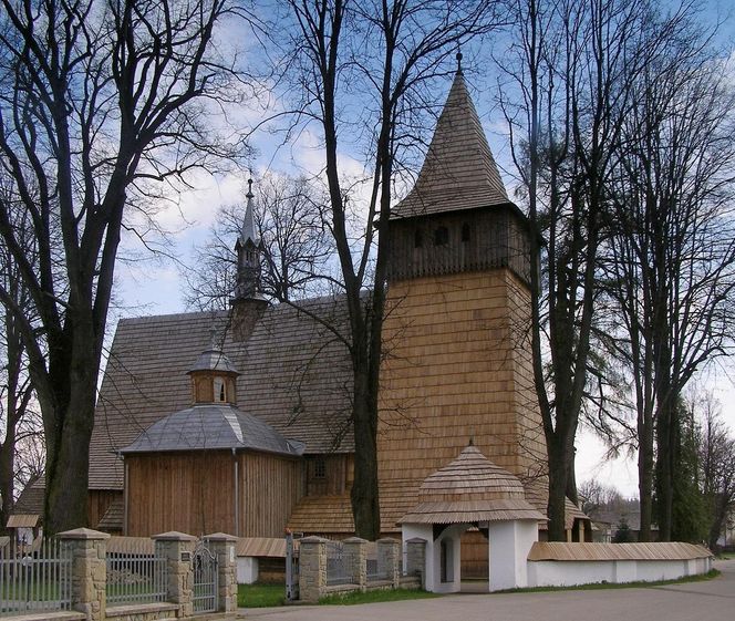 To jeden z najpiękniejszych drewnianych kościołów w Małopolsce. Jest uznawany za perłę gotyku