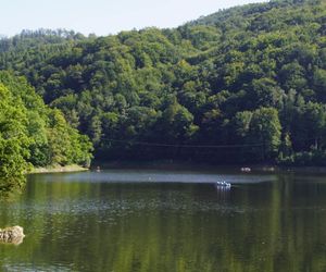 To najpiękniejsze jezioro na Dolnym Śląsku. Otoczone jest wzgórzami i lasami 