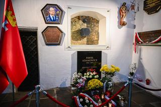 Przejmujący widok przy grobie Pawła Adamowicza. Zdjęcia z bazyliki Mariackiej