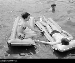 QUIZ PRL. Seksbomby znad Bałtyku. W czym opalały się nasze matki i babki? 15 pytań o plażowanie w stylu PRL