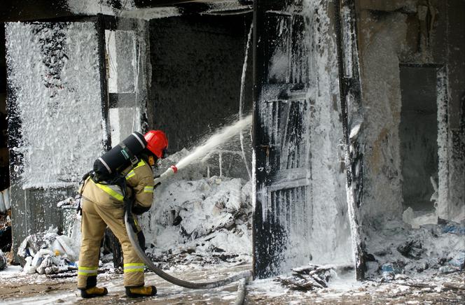 Pożar garaży przy USK w Białymstoku. Jedna osoba poparzona