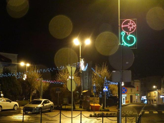 Iluminacja świąteczna Sępólna Krajeńskiego została powieszona "do góry nogami".