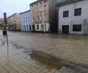 Zagrożenie powodziowe. Głuchołazy. Woda przelała się przez wały. Zalewa miasto