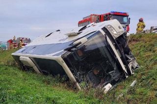 Poważny wypadek na A4. Dachował autobus. Ranna jedna osoba