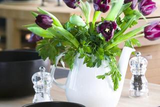 Bukiety do kuchni: natka pietruszki i tulipany