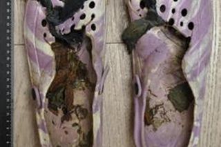 Ubrany szkielet kobiety na kamieniu tuż przy potoku. Natknęła się na niego turystka