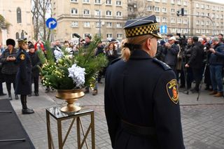 Emilian Kamiński spogląda na przechodniów. Tak uczcili wielkiego aktora