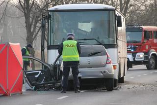 Dacia wjechała pod autobus z Milicza do Krotoszyna 
