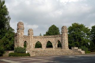 Kamienna półrotunda na Mazurach odzyska dawny blask