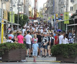 Ostatnia niedziela lata 2023 w Kielcach. Tłumy w centrum miasta