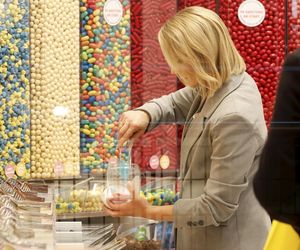 Marta Nawrocka kupuje prezenty na Dzień Dziecka