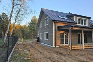 Prefabrykowany dom w Warszawie już z drewnianą okładziną ścian - trwają prace wykończeniowe