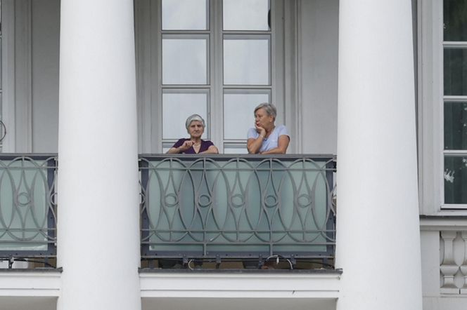 Rodzina Nawrockich przejęła Belweder: Kasia w kasku na hulajnodze, teściowe na balkonie