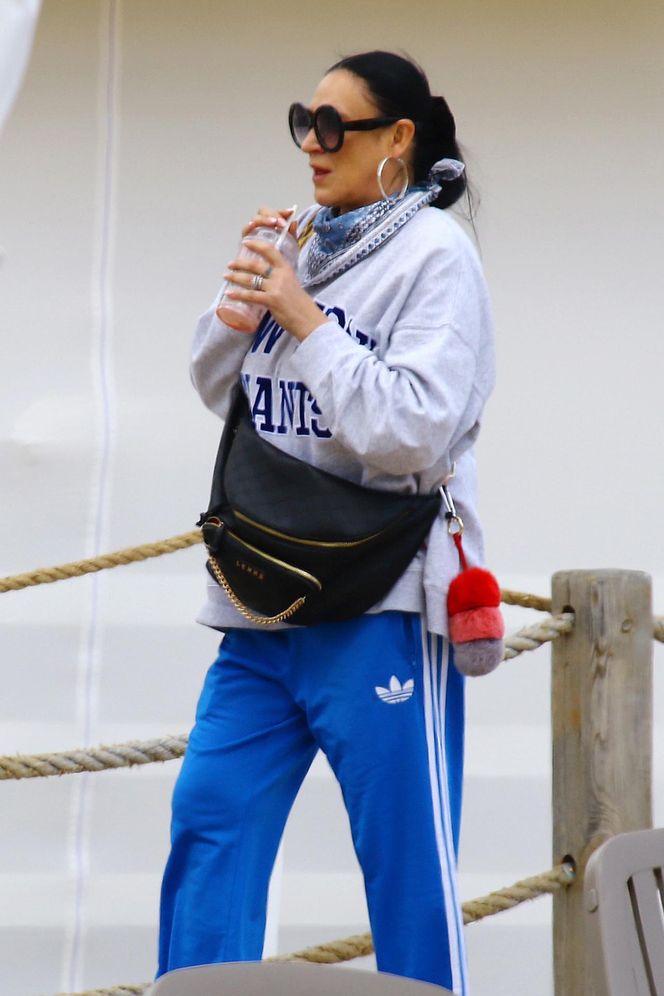 Kayah. Leczyła gardło i opalała kolana