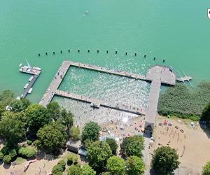 Ogromny pomost i piaszczysta plaża. To miejsce na Mazurach przyciąga tłumy turystów. Zobacz zdjęcia