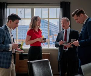 Na Wspólnej odc. 4063. Darek Żbik (Michał Mikołajczak), prawniczka Kalina (Katarzyna Gałązka), Andrzej Zakościelny (Dariusz Niebudek), Tadeusz (Jakub Pruski)