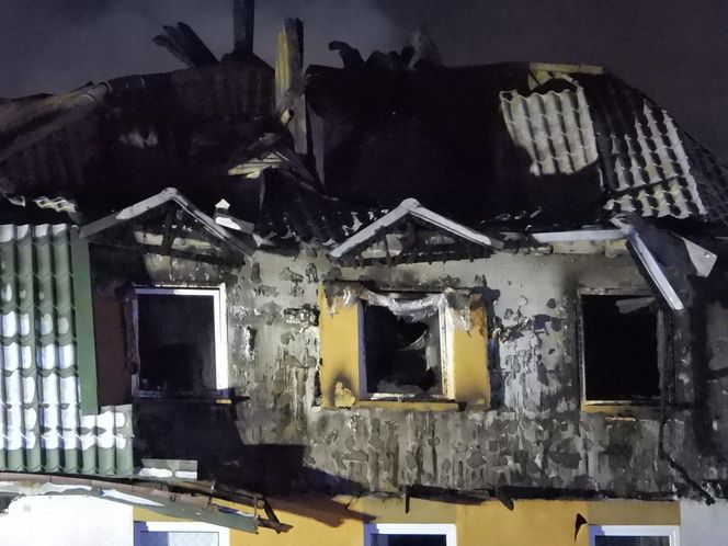 Pożar w Ząbkach. Strażacy przeszukują pogorzelisko