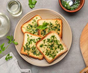 Te chrupiące tosty wzbogacam 2 dodatkami. Smakują zawsze i każdemu bez względu na porę dnia 