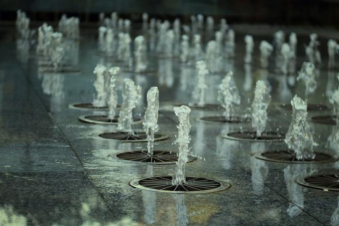 Kąpiel w fontannie może skończyć się źle dla zdrowia - przypomina sanepid