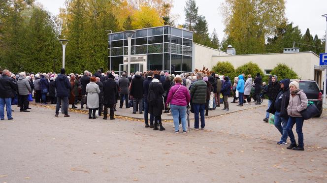 Tłumy na cmentarzu przy ul. Poprzecznej. Olsztynianie odwiedzają groby bliskich [ZDJĘCIA]