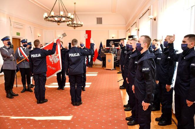 Podlaska policja ma nowych funkcjonariuszy. 12 mundurowych złożyło ślubowanie [ZDJĘCIA]