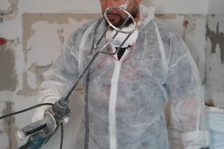 Pawelec wciela się w rolę pracownika budowy