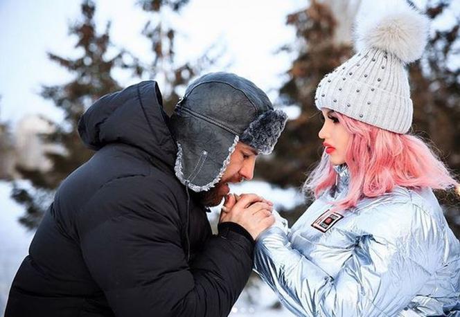 Kazachski siłacz rozwiódł się z gumową lalą, bo zakochał się w sztucznej kurze