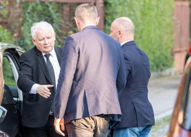Premier Morawiecki spotkał się z Kaczyńskim na Nowogrodzkiej. Prezes PiS wyszedł z zakupami z piekarni