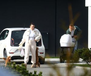 Jakub Rzeźniczak z rodziną na spacerze