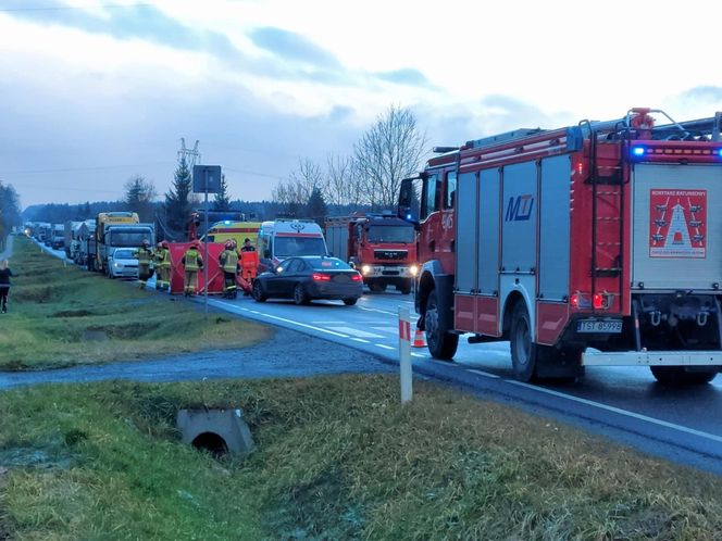 Śmiertelny wypadek na DK42 w Parszowie. Kierowca tira potrącił 14-latkę na przejściu [ZDJĘCIA].