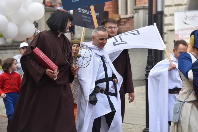 Kolorowa parada na otwarcie Dni Torunia. Przeszła przez serce toruńskiej starówki