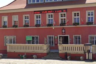 Burmistrz Sobótki chce sprzedać zabytkowy ratusz. Urząd przeniosą do hotelu pracowniczego?