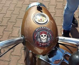Fani starych polskich motorowerów z Bzyk Raider ze Swarzędza zrobili sobie postój w Lesznie
