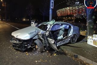 Potworny wypadek w Warszawie. BMW roztrzaskane o drzewo, kierowca zakleszczony