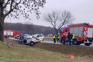 Książ Wielki. Tragiczny wypadek na DK-7. Nie żyją dwie osoby [ZDJĘCIA]