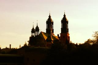 Katedra w pomarańczowym blasku zachodzącego słońca