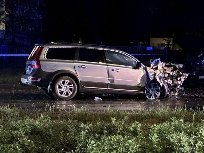  Tragedia na Modlińskiej. Dwie osobówki roztrzaskane. Są ofiary śmiertelne