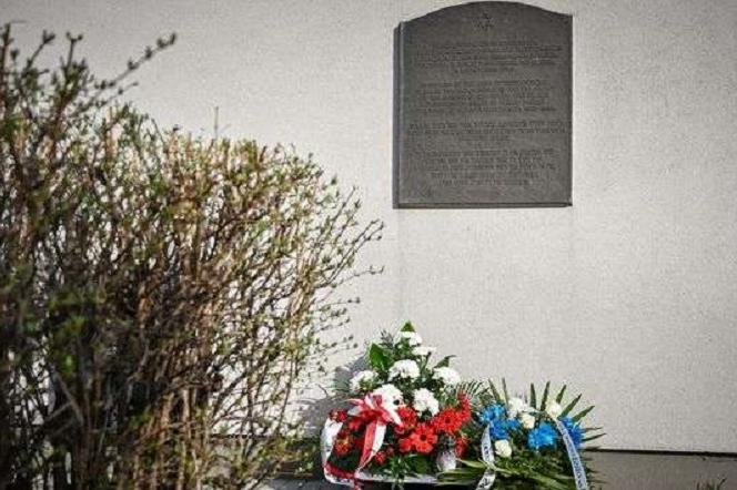Radna z Częstochowy wnioskuje o zmianę napisu na tablicy ku pamięci Żydów