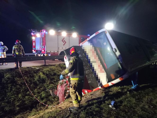 Nocny wypadek autobusu pod Łowiczem. Kilka osób w szpitalu. Pojazd wylądował w rowie [ZDJĘCIA].