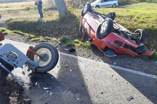 Wypadek fiata pandy i ciągnika w Samoklęskach. Traktor rozpadł się na dwie części