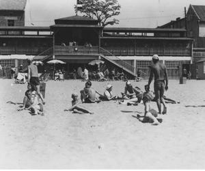 Plażowicze podczas wypoczynku. Zdjęcie zrobione w 1931 roku 