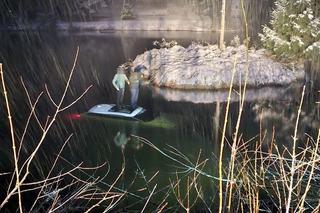 O krok od tragedii w woj. lubelskim. BMW wpadło do stawu i zaczęło tonąć