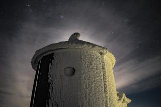 Niesamowite zjawisko tuż nad Śnieżką. Halo słoneczne rozświetliło noc! [ZDJĘCIA]