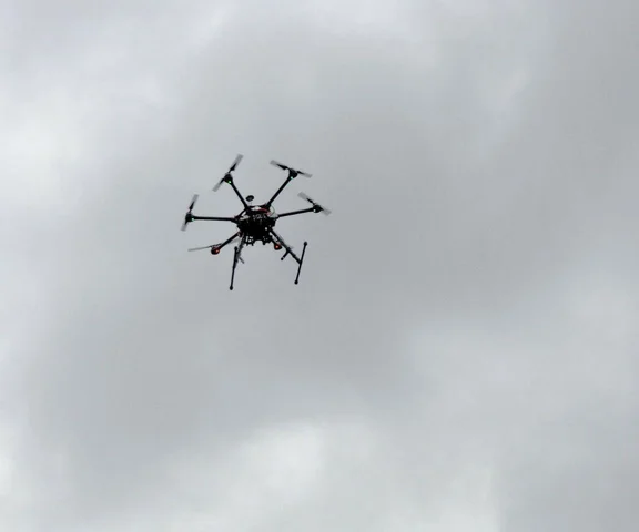 W tym kraju rząd nauczy obywateli latać dronami. Szkolenie kosztuje grosze