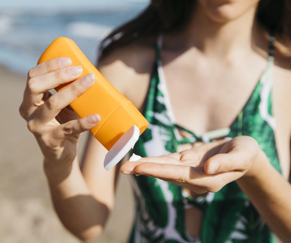Nie daj się słońcu. Jaki krem SPF wybrać? Co oznaczają liczby 30 i 50?