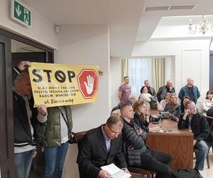 Przybywa osób protestujących przeciwko budowie zakładu przetwarzania odpadów na Wincnetowie