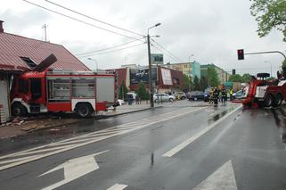 Sokółka. Wóz strażacki zderzył się z osobówką, a potem wjechał w dom. 4 osoby ranne