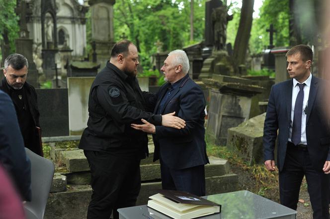 Ojciec Daniela Mirosław Sztber przyjmuje kondolencje od  Rusłana Stefańczuka, szefa Rady Najwyższej Ukrainy