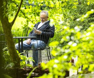 Marek Jakubiak. Pies pomaga mu w kampanii