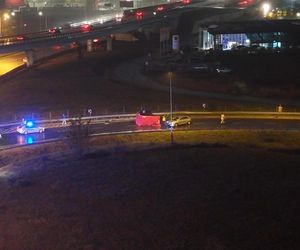 Matka nie żyje, w aucie dzieci. Śmiertelne dachowanie w Warszawie